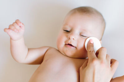 nettoyage visage bébé avec coton